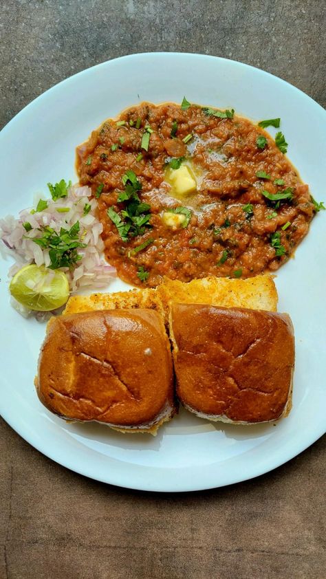 "A plate of delicious pav bhaji, a popular Indian street food dish."